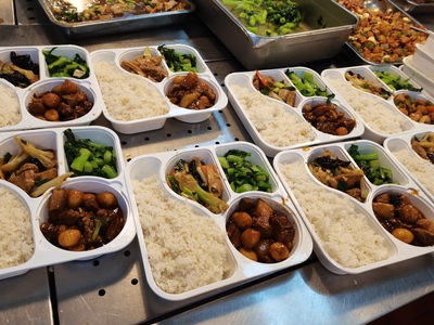 风雨中的“逆行人”——饮食服务部应急送餐服务纪实